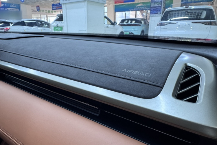 欧拉闪电猫 2022款 555km 尊贵版中控内饰7004