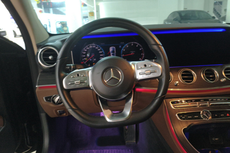 奔驰E级 2019款 改款 E 300 L 运动时尚型中控内饰13