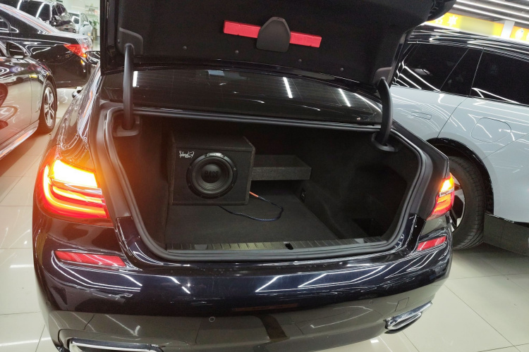 宝马7系 2018款 730Li 领先型 M运动套装局部细节23