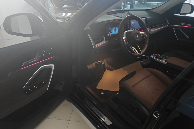 宝马iX1 2023款 eDrive25L M运动套装中控内饰20
