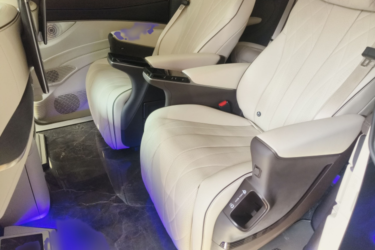 腾势D9 2024款 DM-i 980 四驱旗舰型中控内饰7004