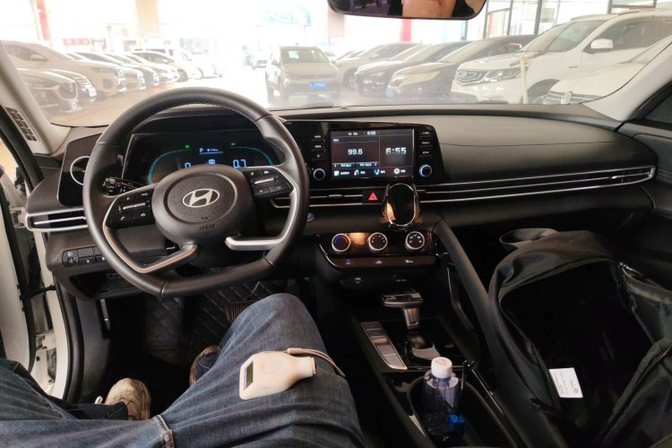 现代 伊兰特 2023款 1.5L CVT GLX精英版中控内饰12