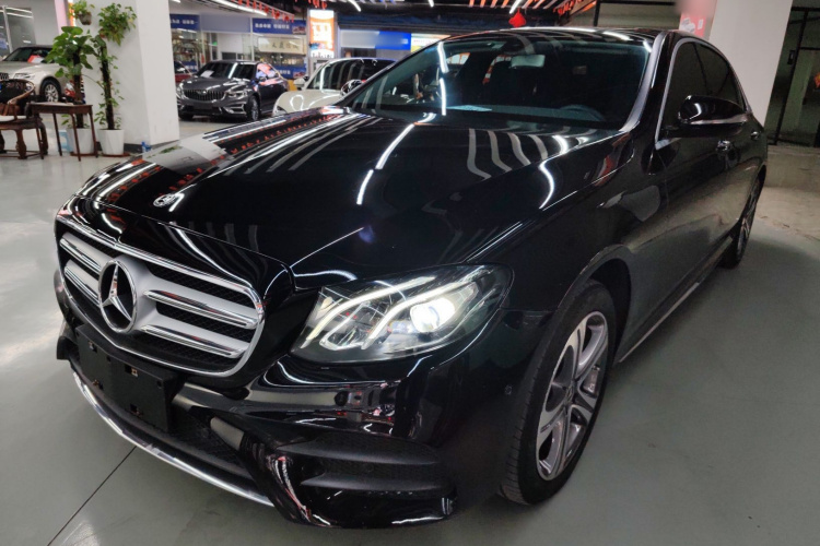奔驰E级 2019款 E 260 L 运动型车身外观1