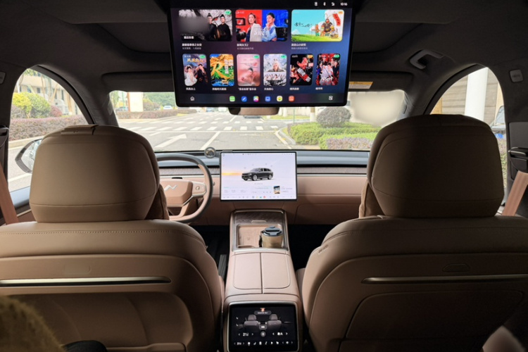 乐道L90 2025款 Max 六座版中控内饰7001