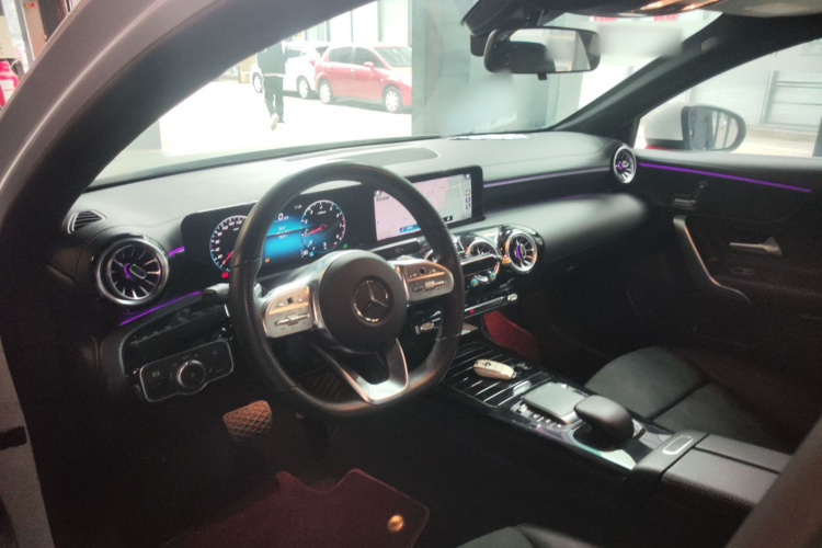 奔驰A级 2021款 A 200 L 运动轿车时尚型中控内饰7002
