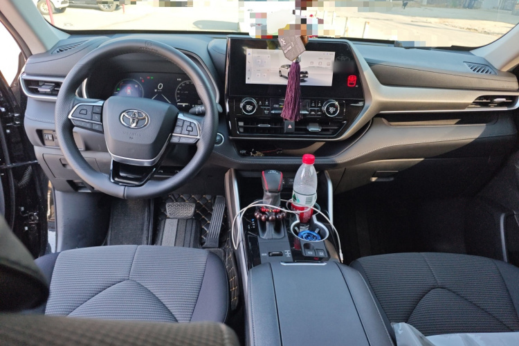 丰田 汉兰达 2024款 2.5L智能电混双擎两驱精英版 5座中控内饰12
