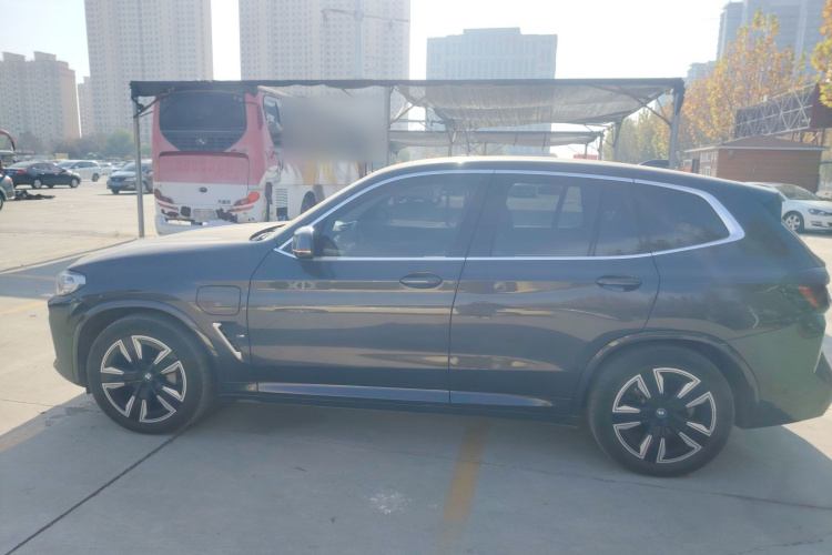 宝马iX3 2022款 领先型车身外观4