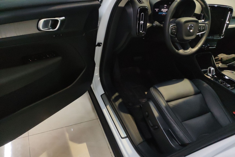 沃尔沃XC40 2025款 B4 四驱智远豪华版中控内饰7003