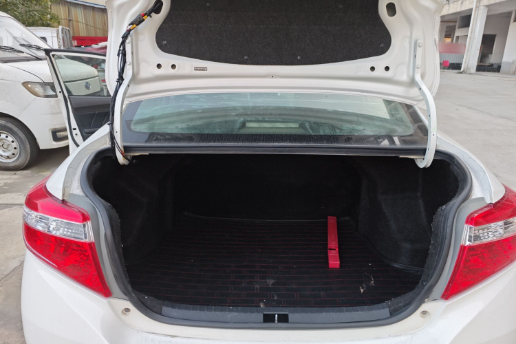 丰田 威驰 2014款 1.3L 手动超值版机舱底盘23