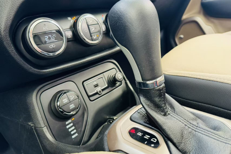 Jeep 自由侠 2016款 2.0L 自动四驱75周年致敬版中控内饰7008