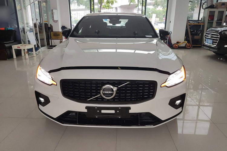 沃尔沃S60 2025款 B5 智雅运动版车身外观2