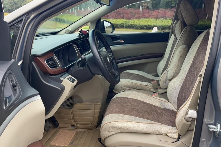 别克GL8 2017款 25S 舒适型 国V中控内饰7002