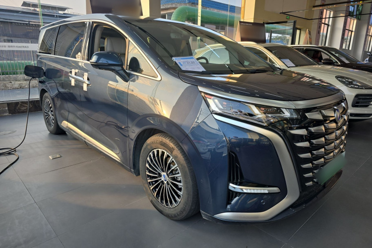 腾势D9 2024款 DM-i 980 四驱旗舰型车身外观3