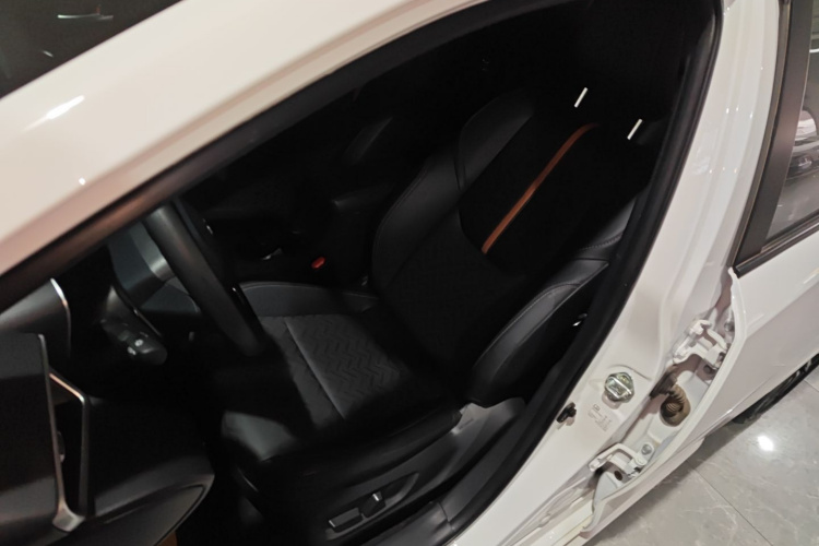 丰田 雷凌 2023款 智能电混双擎 1.8L 运动版中控内饰19