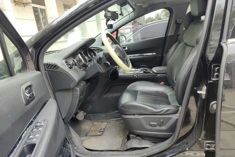 标致3008 2013款 2.0L 自动潮流版中控内饰19