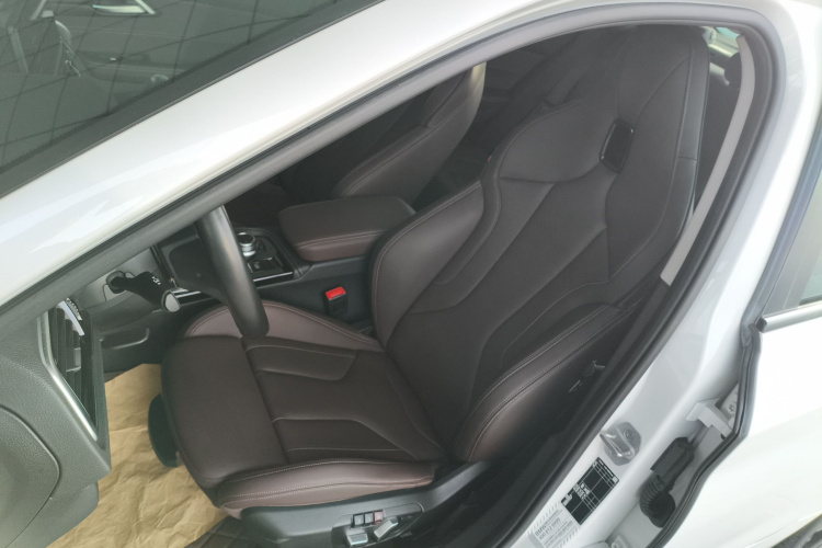 宝马1系 2021款 改款 125i M运动曜夜版中控内饰19