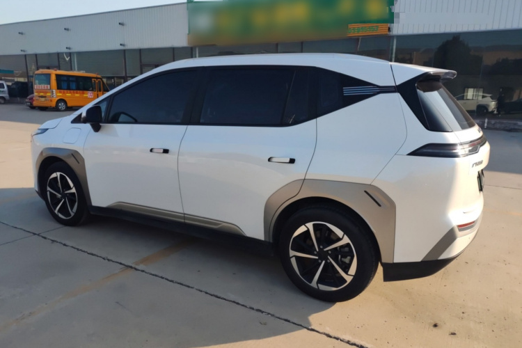 埃安 AION Y 2023款 Younger 星耀版车身外观4