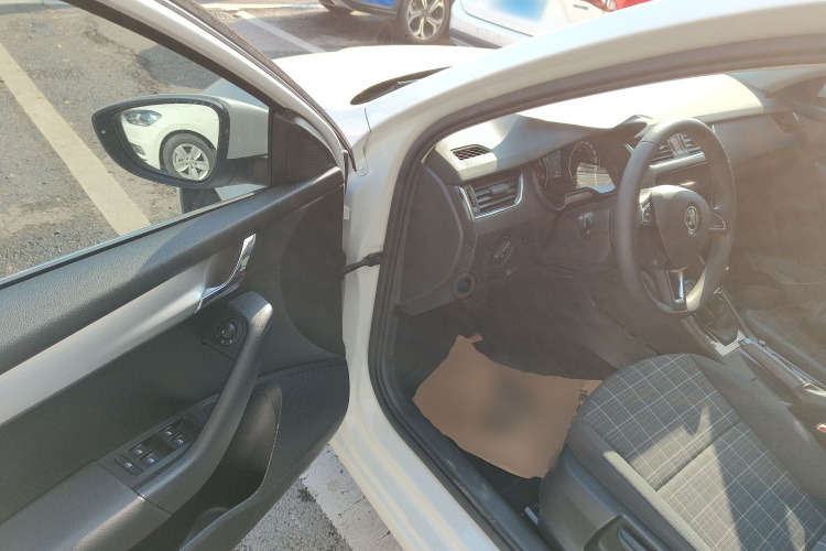 斯柯达 明锐 2019款 1.5L 自动智行舒适版 国VI中控内饰7003