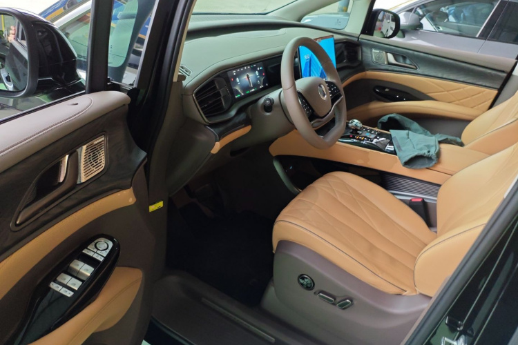 腾势D9 2022款 DM-i 1040 尊贵型中控内饰7003