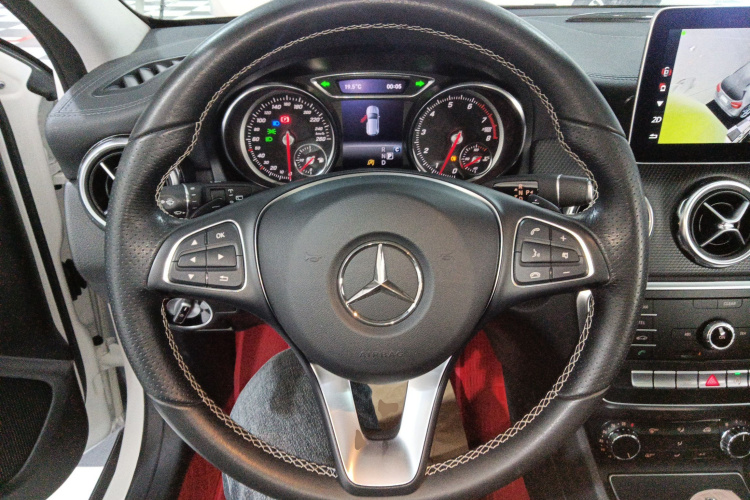 奔驰GLA 2018款 GLA 200 时尚型中控内饰13