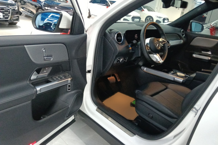 奔驰GLB 2024款 GLB 200 动感型中控内饰7003