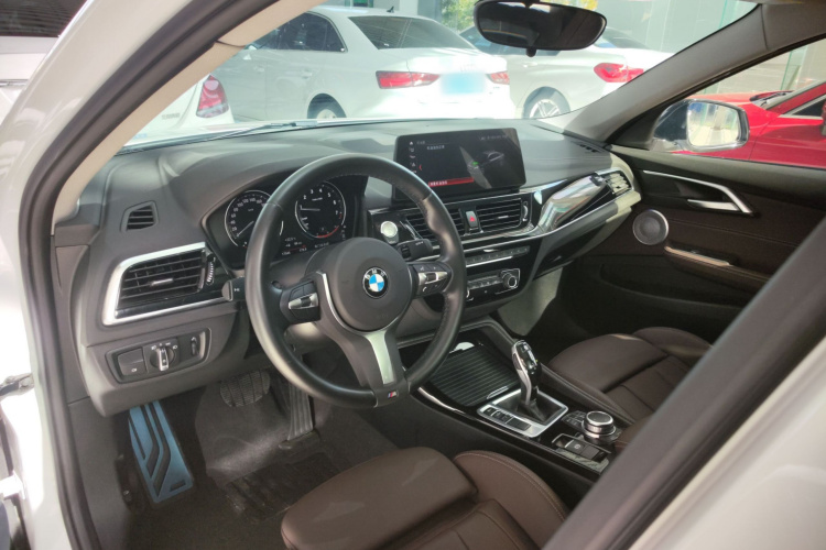 宝马1系 2022款 125i M运动曜夜版中控内饰7002