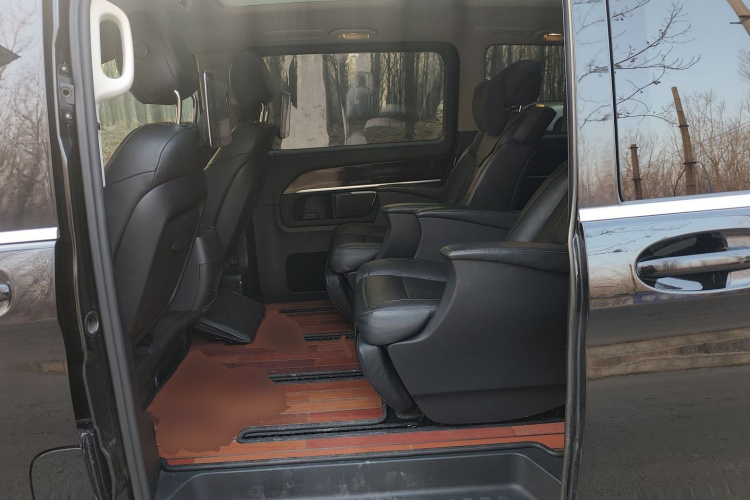 奔驰V级 2017款 V 260 L 尊贵加长版中控内饰21