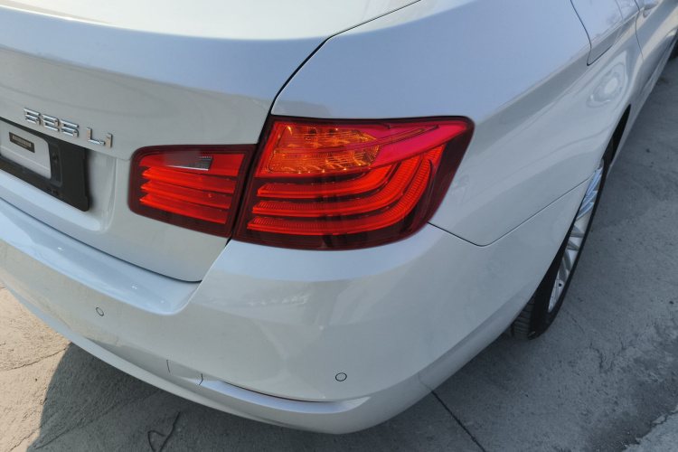 宝马5系 2014款 525Li 领先型车身外观9