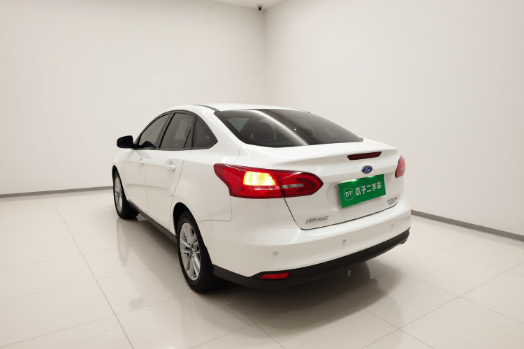 福特 福克斯 2015款 三厢 EcoBoost 125 自动超能风尚型车身外观5