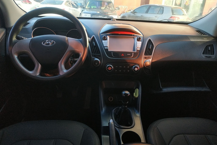 北京现代ix35 2015款 2.0L  手动两驱舒适型 国IV中控内饰12