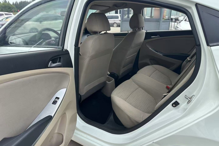 现代 瑞纳 2014款 1.4L 手动智能型GLS中控内饰7003