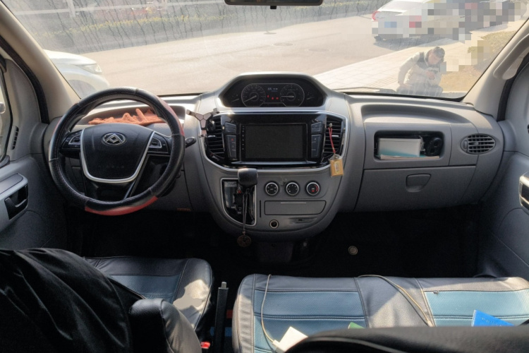 上汽大通MAXUS 新途V80 2021款 2.0T AMT经典傲运通短轴中顶5/6座中控内饰12