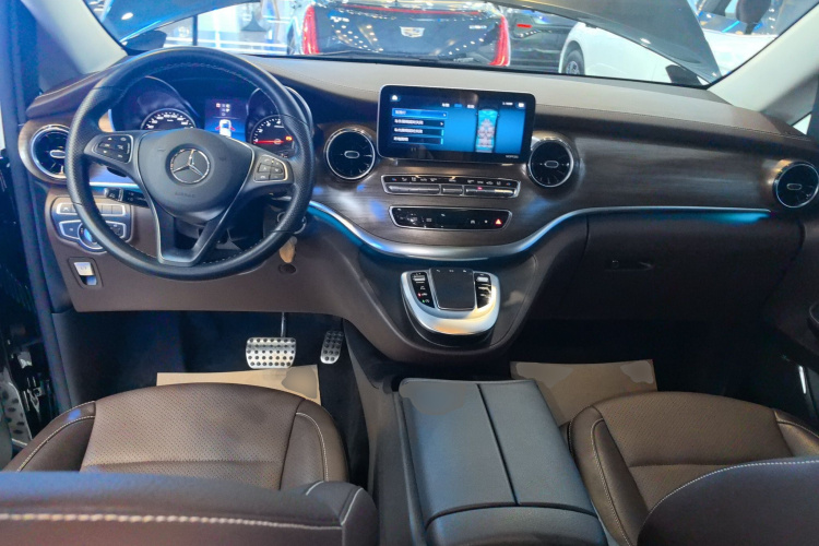 奔驰V级 2021款 V 260 L 长轴距豪华版中控内饰12