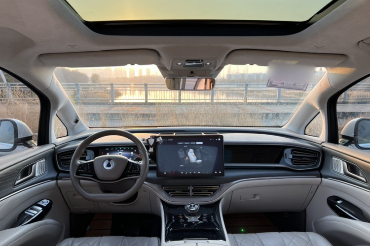 腾势D9 2022款 DM-i 970 四驱旗舰型中控内饰7005