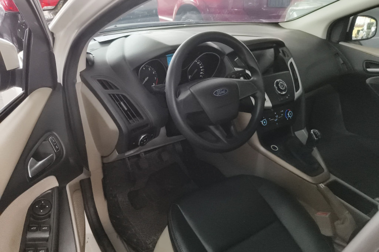 福特 福克斯 2015款 三厢 1.6L 手动舒适型中控内饰20