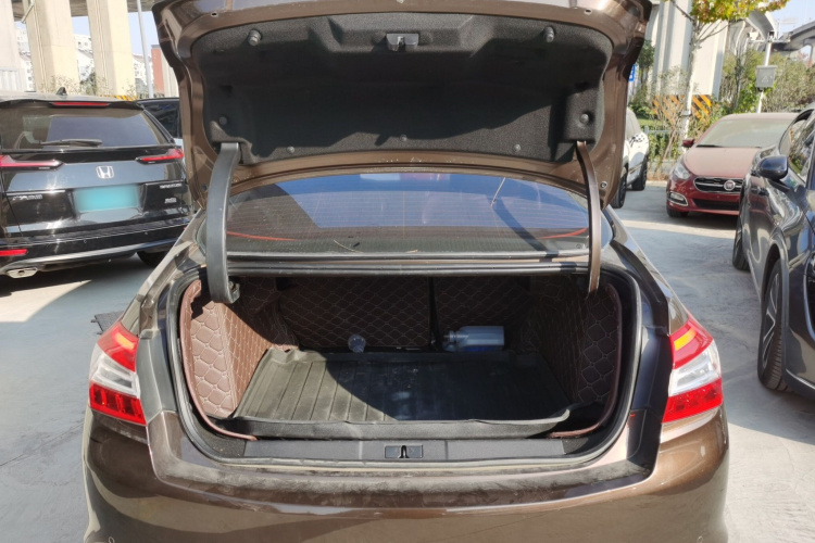 标致408 2016款 1.6T 自动豪华版机舱底盘23