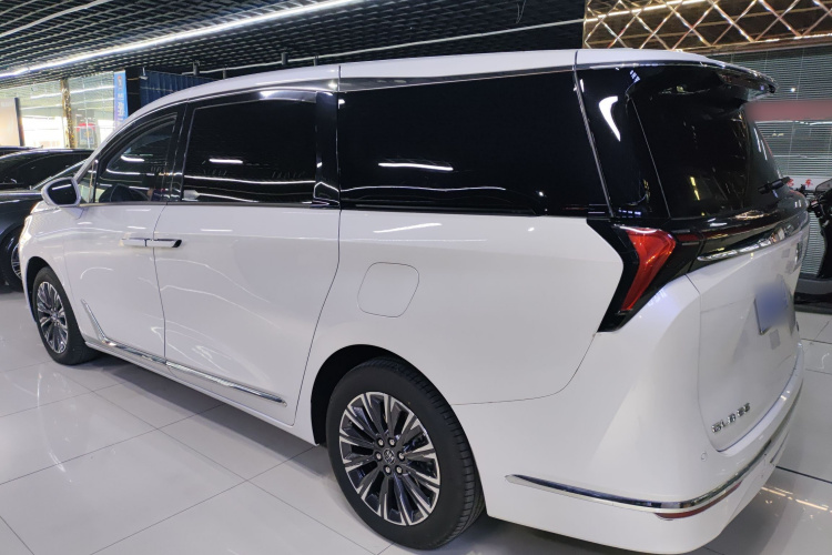 别克GL8 2025款 陆尊 尊享版车身外观4