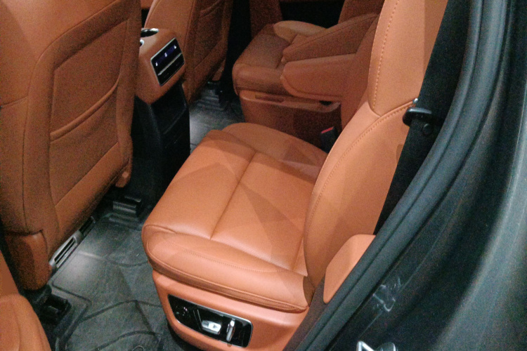 理想汽车 理想L8 2023款 Air中控内饰21