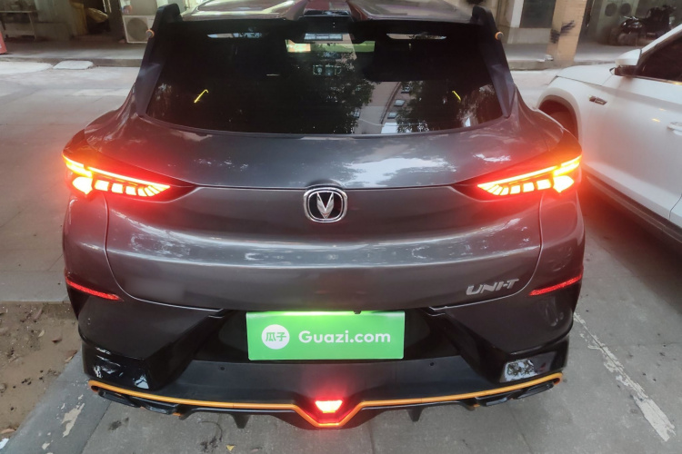 长安UNI-T 2022款 1.5T 运动版 尊贵型车身外观6004