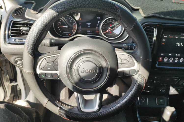 Jeep 指南者 2019款 220T 自动家享版局部细节13