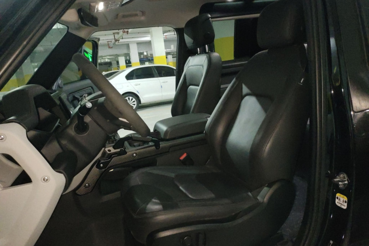 路虎卫士 2024款 90 2.0T P300 S中控内饰19