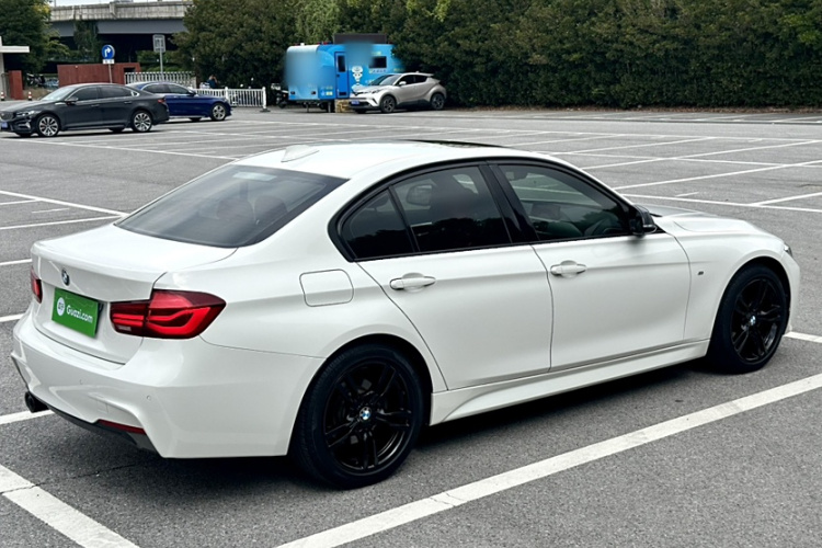 宝马3系 2019款 320i M运动曜夜版车身外观6012