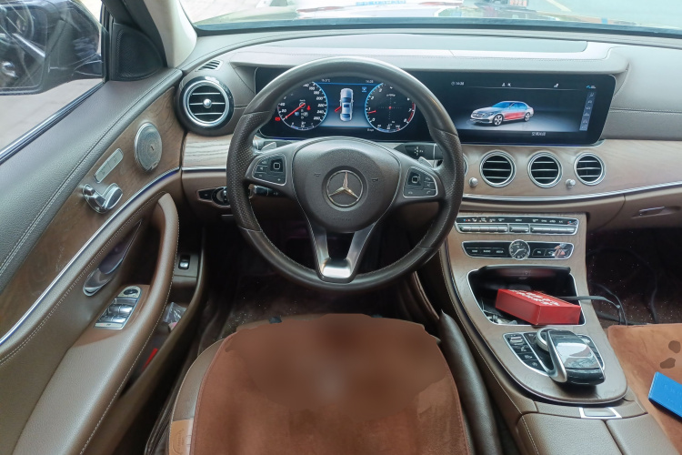 奔驰E级 2018款 E 200 L中控内饰13