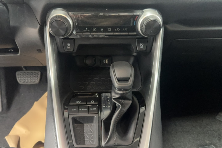 丰田 RAV4荣放 2024款 2.0L CVT两驱都市版中控内饰7006