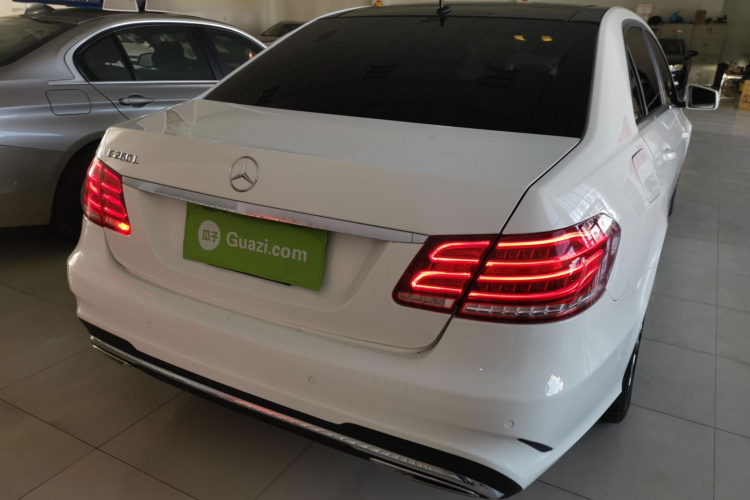 奔驰E级 2015款 改款 E 260 L 运动型车身外观6