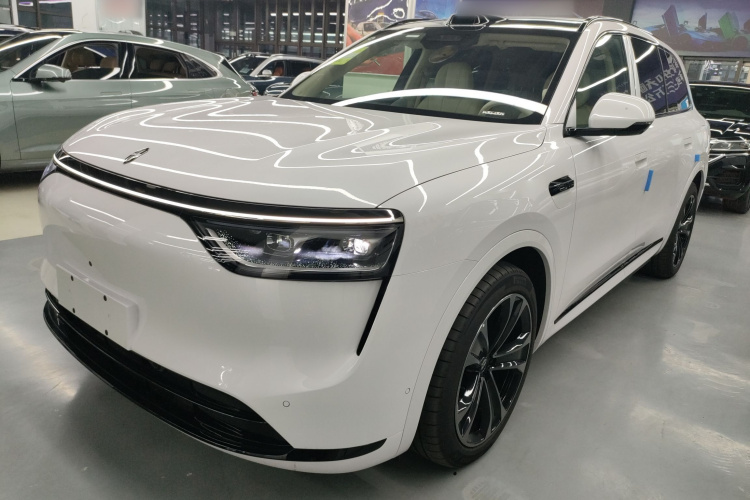 鸿蒙智行 问界M8 2025款 增程 Ultra版 53.4kWh 5座版车身外观1