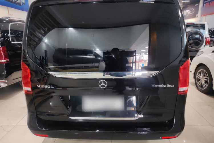 奔驰V级 2022款 V 260 L 长轴距尊贵版车身外观6