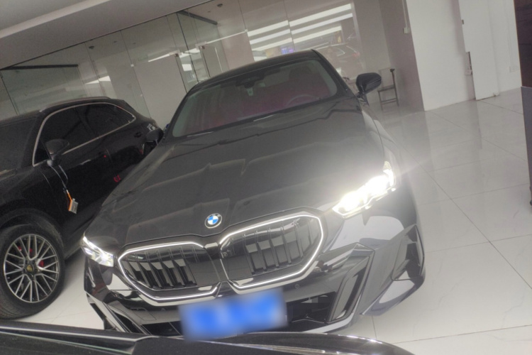 宝马5系 2025款 530Li 尊享型 M运动套装车身外观2