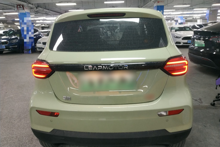 零跑汽车 零跑T03 2022款 耀金版车身外观6