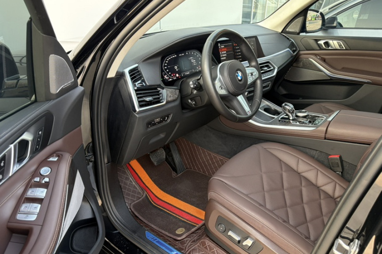 宝马X5 2022款 改款 xDrive 30Li 尊享型M运动套装中控内饰7002